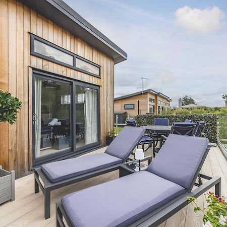 Luxury Lodge With Hot Tub In Windsor Marina Bagian luar foto