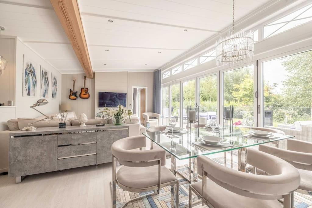 Luxury Lodge With Hot Tub In Windsor Marina Bagian luar foto
