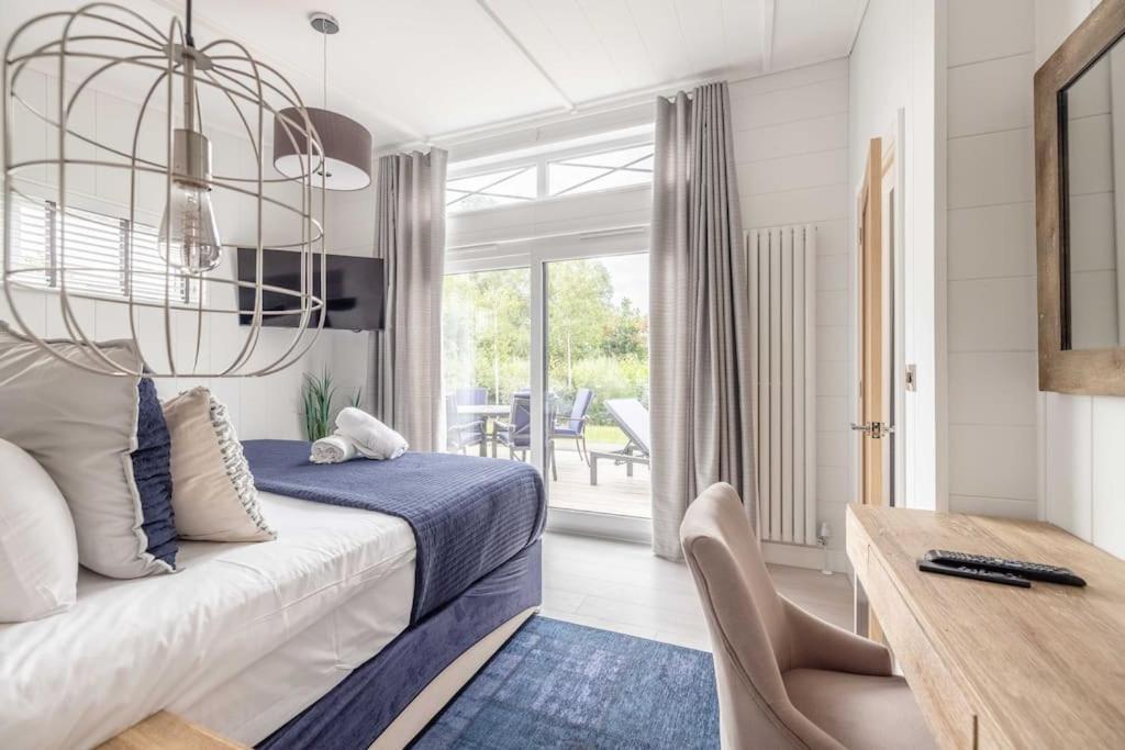 Luxury Lodge With Hot Tub In Windsor Marina Bagian luar foto