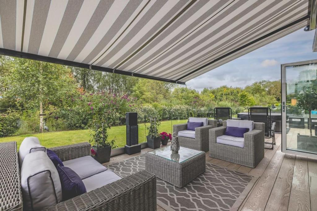 Luxury Lodge With Hot Tub In Windsor Marina Bagian luar foto