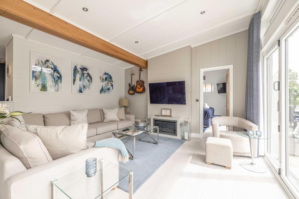 Luxury Lodge With Hot Tub In Windsor Marina Bagian luar foto