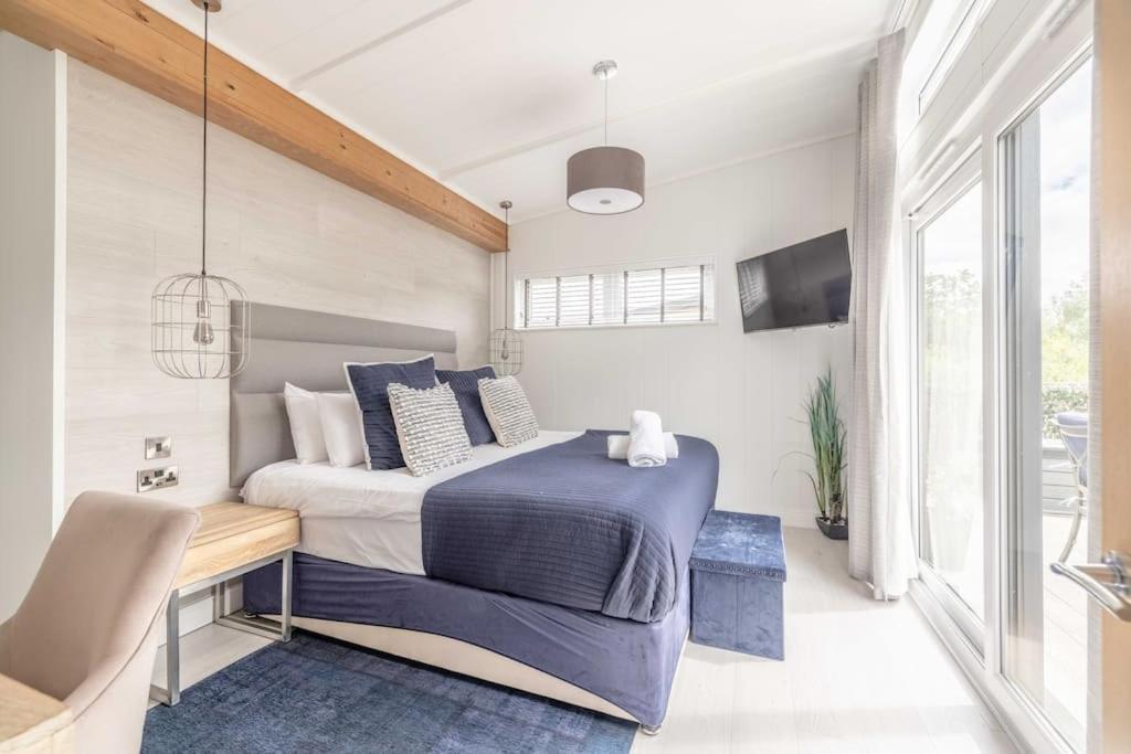 Luxury Lodge With Hot Tub In Windsor Marina Bagian luar foto