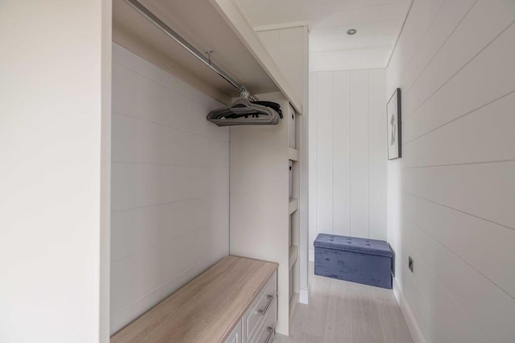 Luxury Lodge With Hot Tub In Windsor Marina Bagian luar foto