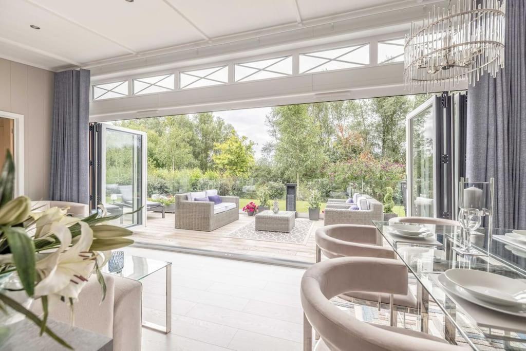 Luxury Lodge With Hot Tub In Windsor Marina Bagian luar foto