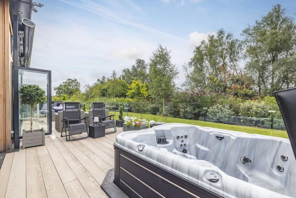 Luxury Lodge With Hot Tub In Windsor Marina Bagian luar foto
