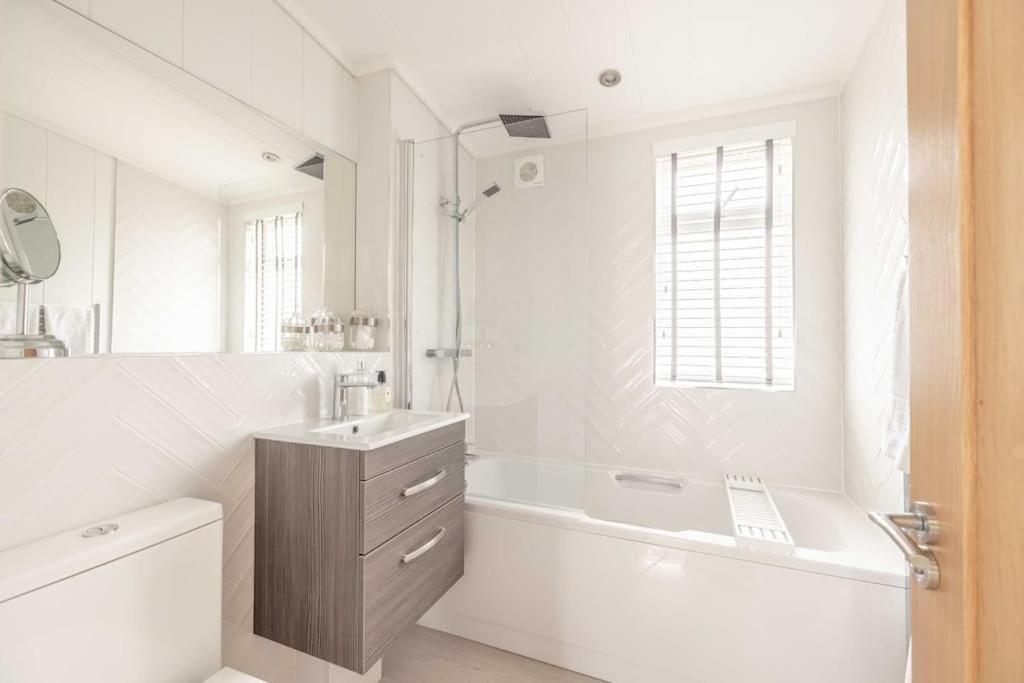 Luxury Lodge With Hot Tub In Windsor Marina Bagian luar foto